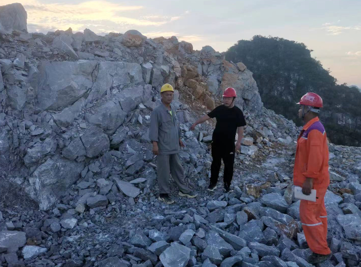9月29日石灰石矿领导在矿山安全检查.jpg